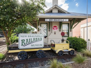 Momma's House On Landa Dt 430 3 Bedroom Home by RedAwning