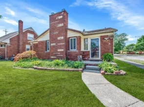 Grosse Pointe/detroit 3br Sleeps 8 Yard 3 Bedroom Home