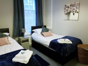 Spacious & Cozy Mid Wales Town Centre Apartment, With Bike Storage