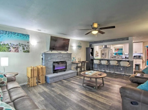 Hot Tub & Theater Room: Tropical Home 5 Mi to UO!