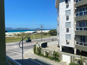 Apto 2 quartos com AR Cond, prédio frente p/ praia