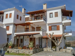 Cosy House Boat in Platanidia with Swimming Pool