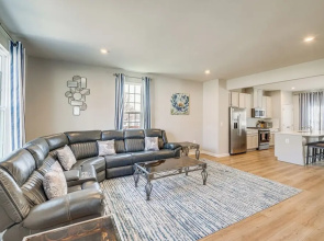 30 Mi to Downtown DC: Charming Dale City Townhome!