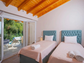 Villa Nikolakis, Kerasia, on the beach