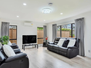 Superb Holiday Home near Airport