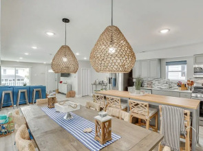 Wildwood Home w/ Deck - Walk to Beach + Boardwalk!