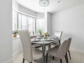 Stylish 4 Bed/2 Bath & Parking - Pinewood/Heathrow