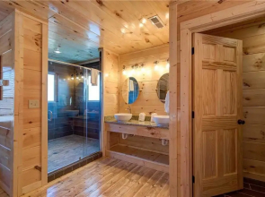 Majestic Waters 2 Bedroom Home with Private Pool