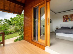 Pini Sentana Village