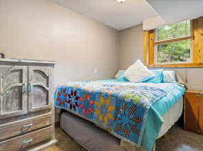 1 BR Lakefront Hideaway w/ Fenced Yard