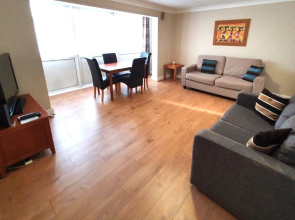 2-bed Flat With Superfast Wi-fi DW Lettings 9WW