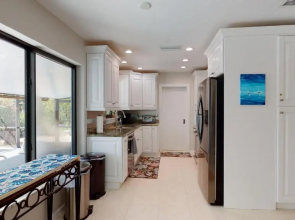 Exquisite 2 Bed Waterfront House I Minutes Away From Popular Resident's Beach