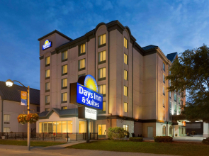 Days Inn & Suites by Wyndham Niagara Falls Centre St. By the Falls