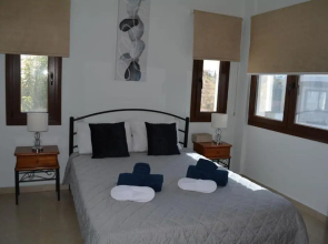 Eleona's Royal Gardens By Yiota - Luxury 2 Bed Apartment in Exclusive Complex