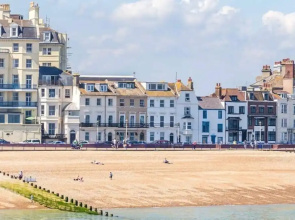 Apartment - Sleeps 4 - Balcony - Sea View