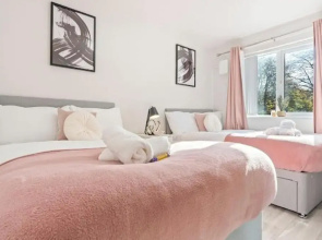 1 Bedroom Apartment Sleeps 4, Free Parking, Tv