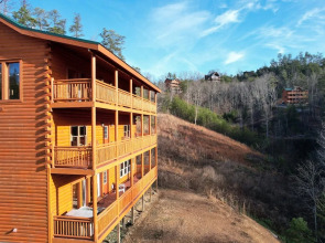 Elm by Avantstay Mountain Side Cabin w/ Movie Theatre, Indoor Pool, Hot Tub & Views