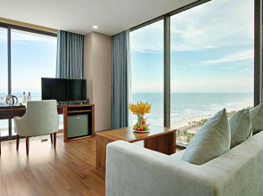 Yarra Ocean Suites Danang