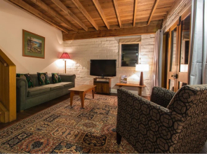 King Parrot Cottages