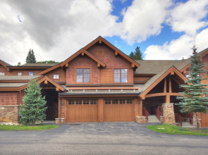 Rocky Mountain Luxury - Large Ski-in Winter Townhome 6ppl 2 Bedroom Townhouse by RedAwning
