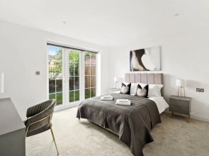 Luxurious 1 Bed Apartment - Free Wifi and Parking