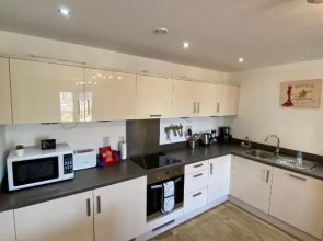 Woking Stylish and Modern 2 bedroom Apartment