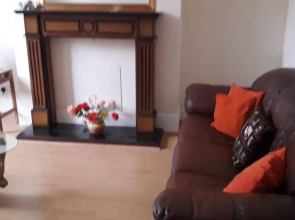 Grand 4-bed Quasi Semi House in Manchester