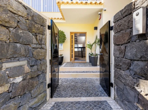 Luxury Villa With Private Heated Pool, Garden and Views of the sea and Mountains