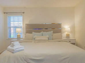 Relaxing 3BR Getaway with Pool and games