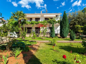 Spacious Holiday Home near Sea