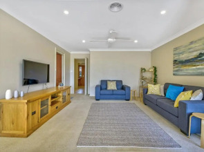 Goldfinch Way Stunning & Spacious Home Sleeps 11