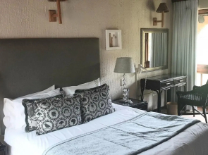 Dreamy 3 bedroom villa on the edge of the Sabie River in Kruger Park Lodge