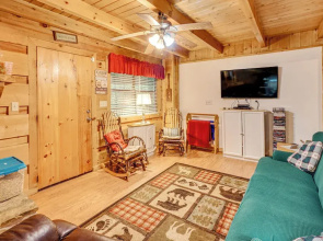 Cozy Tellico Plains Cabin w/ Large Mountain Creek!