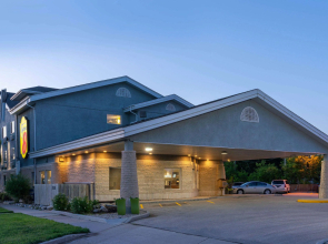 Super 8 by Wyndham Winnipeg West