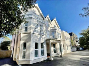 Superb 1 Bedroom Stylish app 1st Fl sleeps 2 + 2