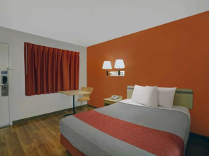 Super 8 by Wyndham Livermore Hotel
