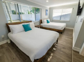 Relax Unwind 4BR Home w Pool in Hollywood