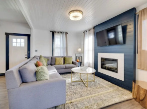 Fire Pit & River View: Serene Stay in Seaside!