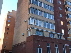 Ujutnaja kvartira v tsentre goroda s sovremennym dizajnom