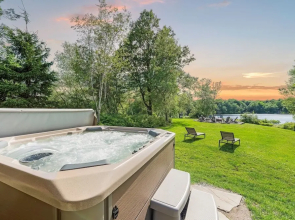 Waterside Haven by Avantstay Lakefront Hot Tub Game Room Fire Pit