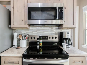 The Century Oak: 3-unit Beside Hidden Falls 4 Bedroom Home