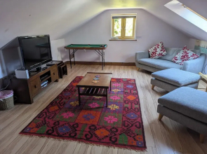 Canal-side 5-bed Cottage - Sleeps 10, Pet Friendly
