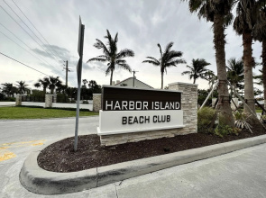 Gorgeous 8B 7BA Melbournbeach w Pool Dock Beach