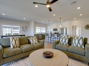 < 1 Mi to Texas A&m: Group Getaway w/ Balcony!