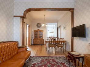 FM Deluxe 2-BDR Apartment - Artilcious