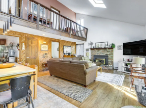 East Hampton Home w Hot Tub & Seasonal Pool