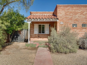 Ideally Located Tucson Townhome: 2 Mi to Downtown!