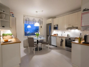 Modern design w/balcony, free parking,WiFi & A/C