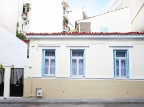 Live in Athens, Thiseio Historic House