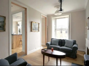 JOIVY Edinburgh Spacious Apartment - Royal Mile